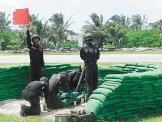南沙太平岛海巡部队上午向“立委”展示迫击炮火力。图片来源:台湾《联合晚报》